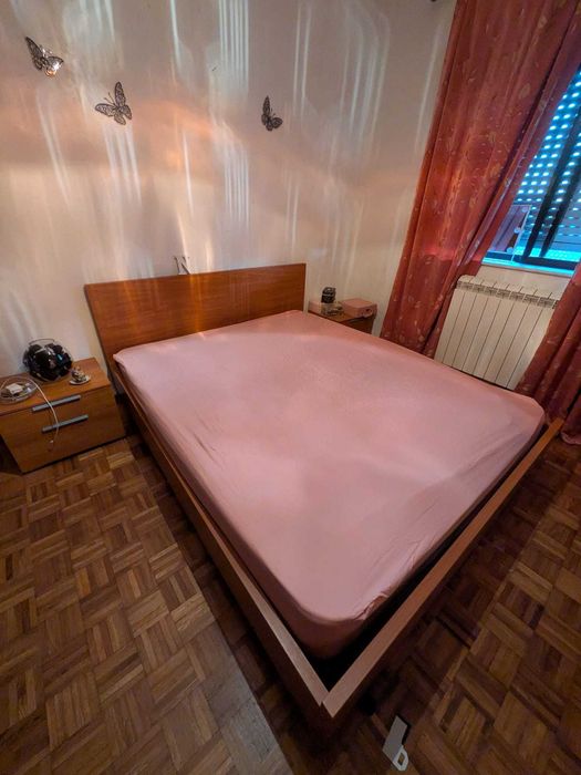 Conjunto de Quarto: Cama + Cómoda + 2 Mesas de Cabeceira