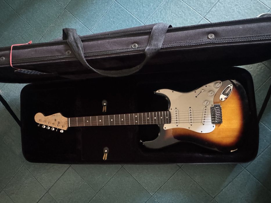 Guitarra Eletrica Fender Squier Bullet com soft case
