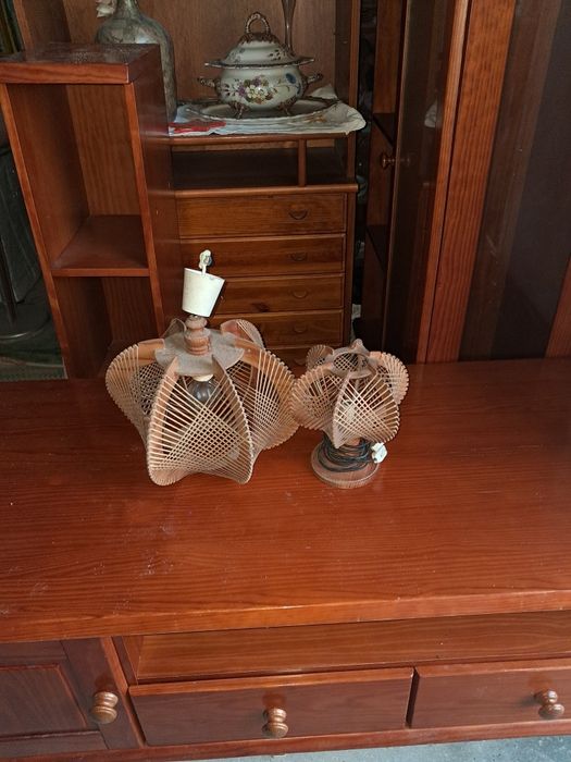 Candeeiros em madeira e vime