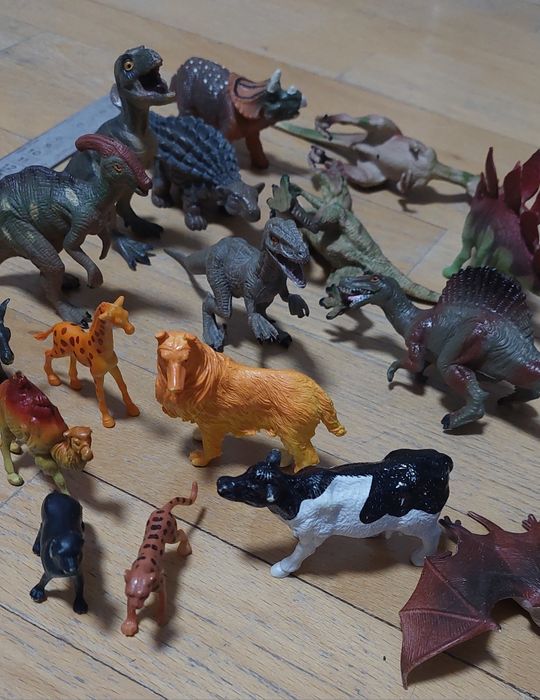 Коробка з різними іграшками