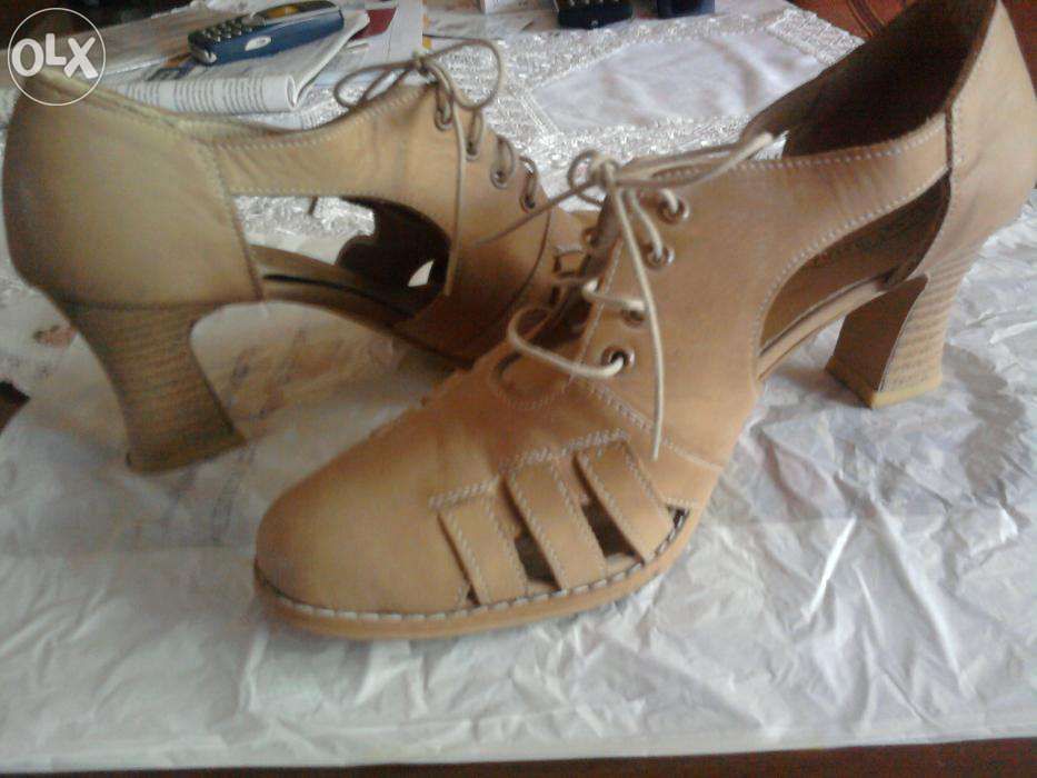 skórzane beżowe buty