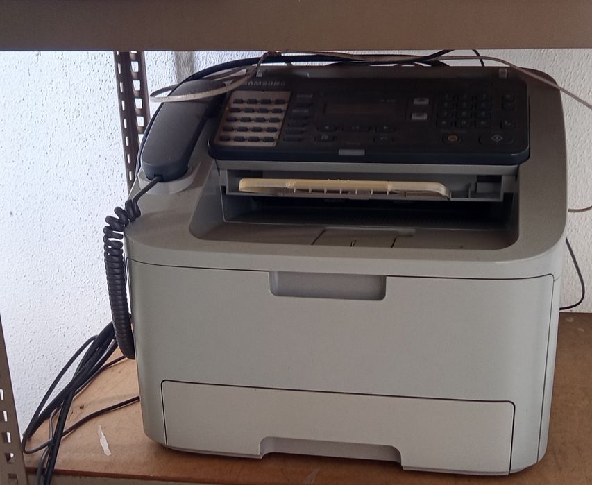 Lote de Escritório (Secretária Metálica Industrial e Fotocopiadora Toshiba) – Lousada