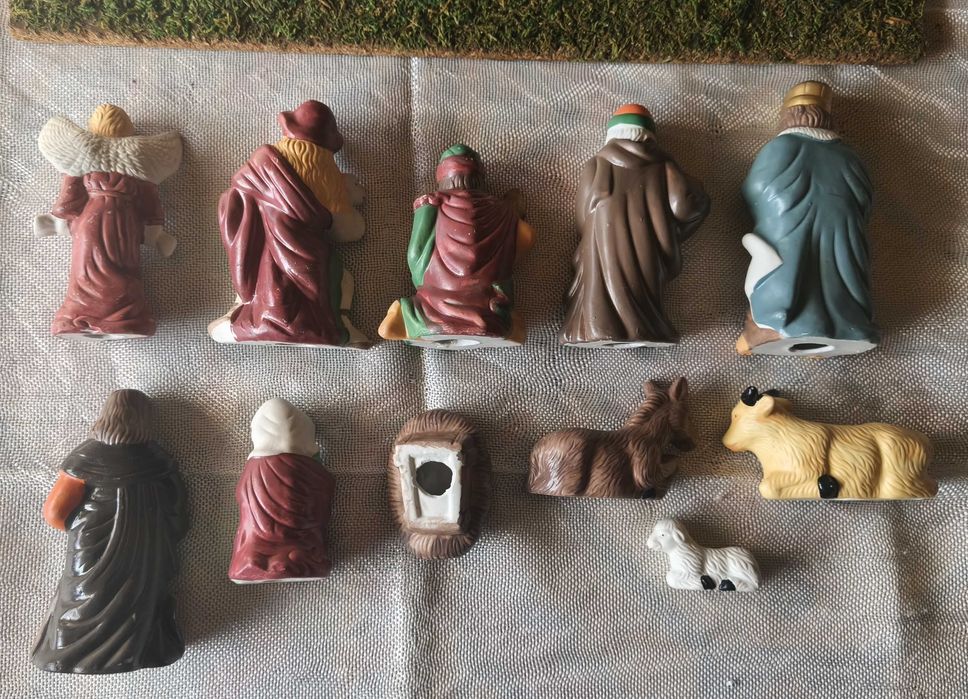 Presépio antigo com 11 peças mais cabana