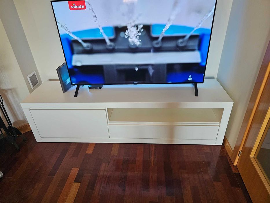 Movel de tv em branco nao é ikea