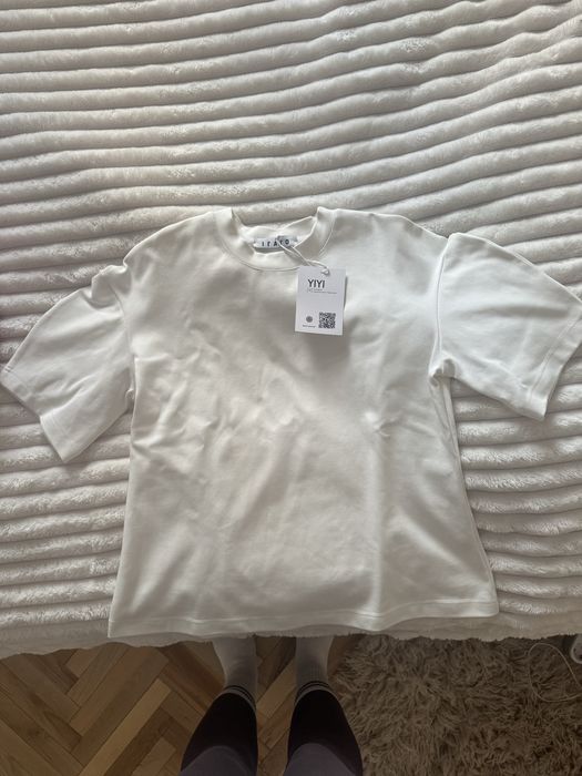 Біля базова футболка YIYI
