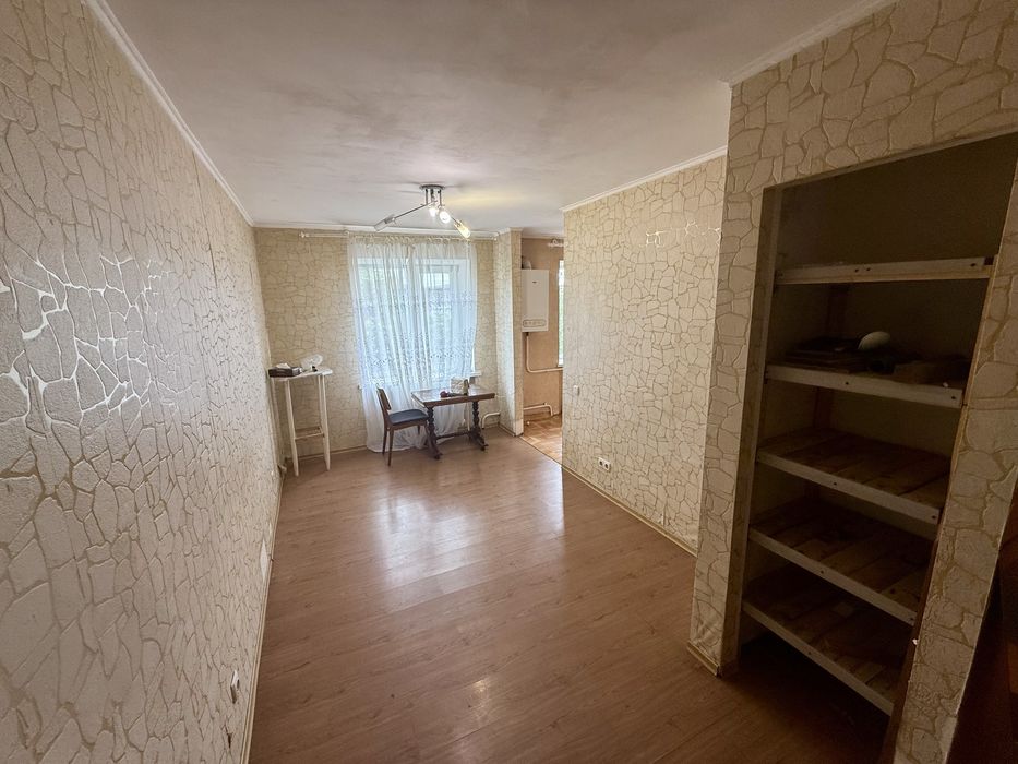 Продається 3-кімнатна квартира з індивідуальним опаленням. Центр міста