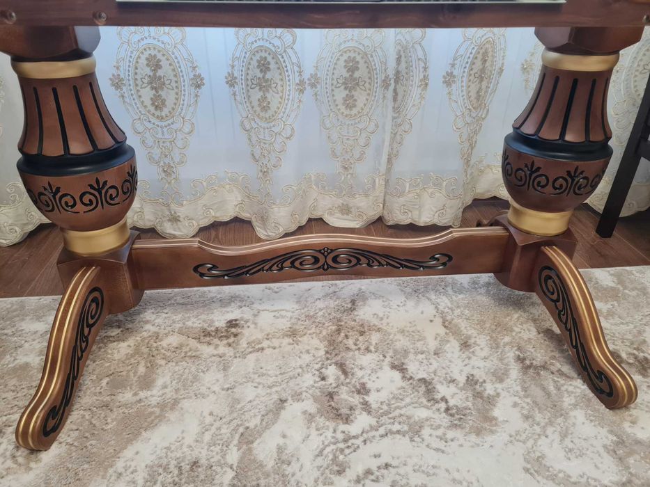 Элегантный классический стол.