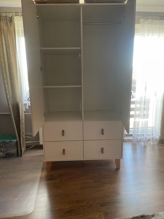 Biała szafa dwudrzwiowa