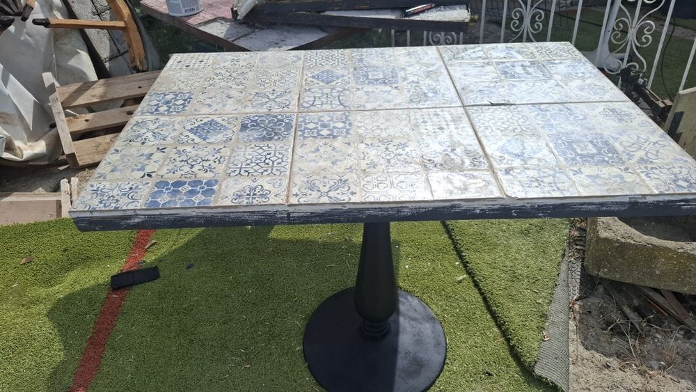 Mesa com azulejos antigos