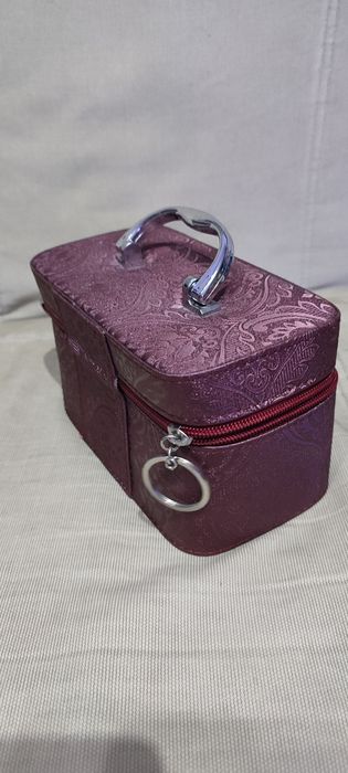 Bordowy kuferek na biżuterię/kosmetyki