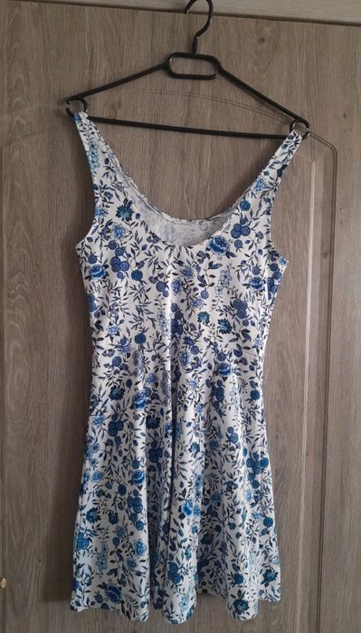 Sukienka w kwiaty 38