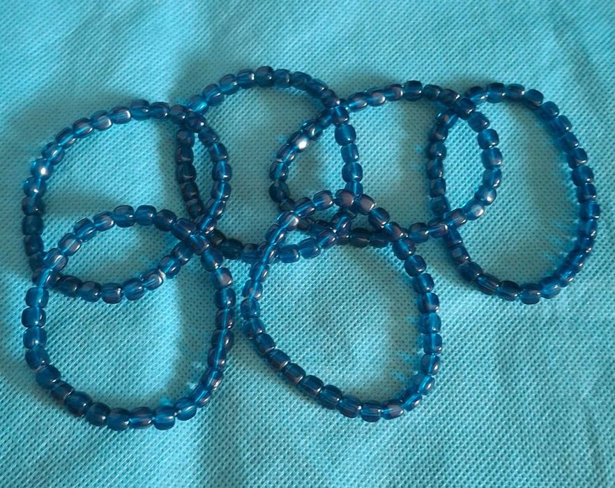 Pulseiras elásticas em azul da Parfois