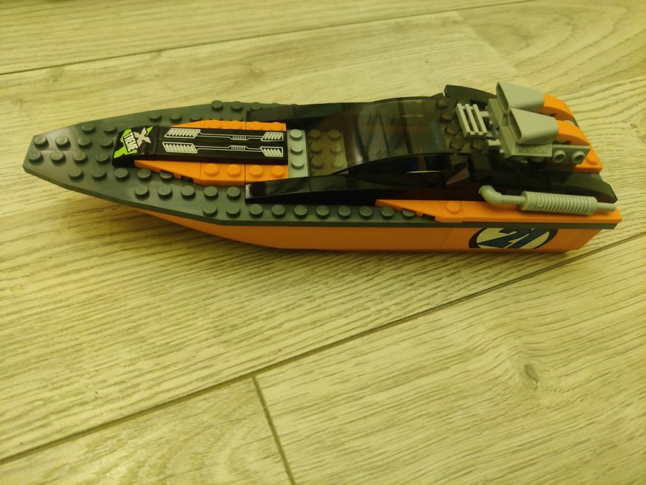 Samochód, przyczepa i motorówka LEGO CITY.