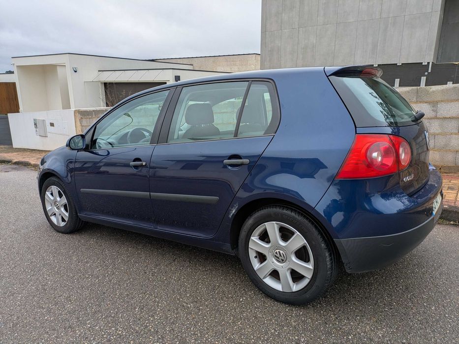 Volkswagen Golf 1.4 Gasolina — Confortável e fiável