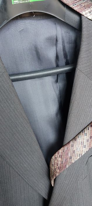 Lekki, elegancki męski garnitur