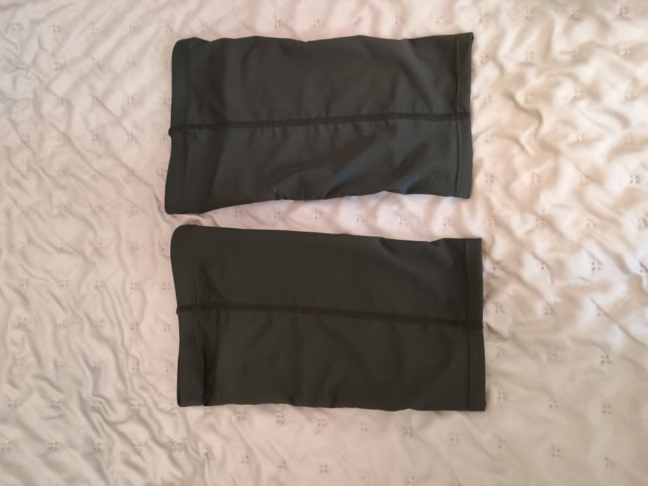 Super zestaw na siłownię: pas treningowy, 2 pary ochraniaczy.