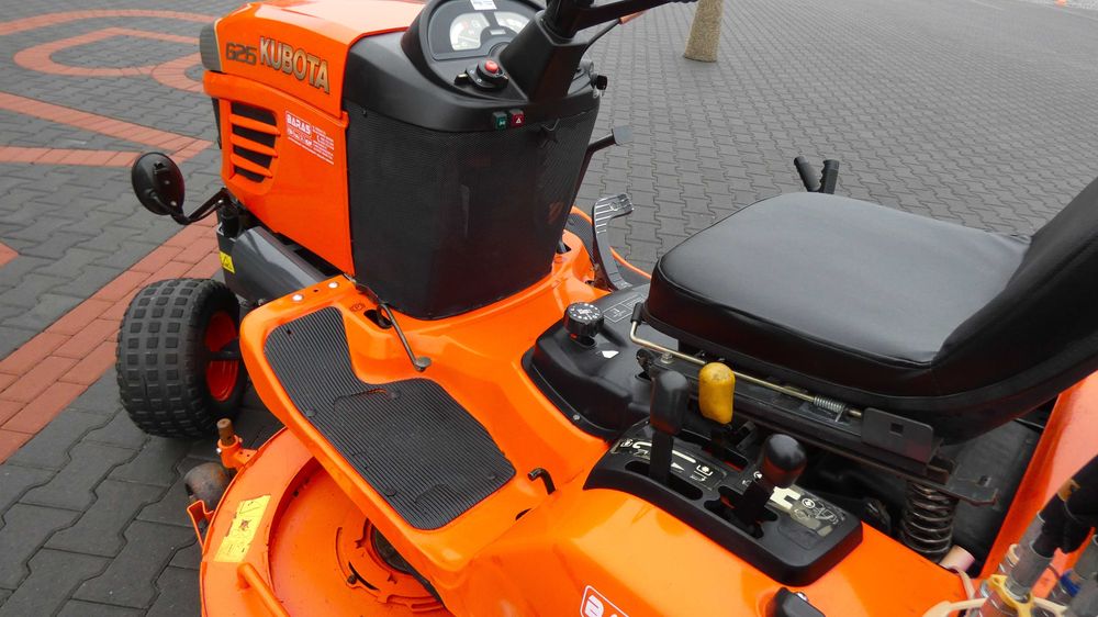 Traktorek kosiarka KUBOTA G26 Wysoki Wysyp (201001.3) Baras