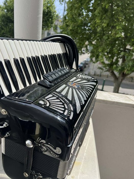 Accordiola à 4a voz Como NOVO– Acordeão Italiano | Excelente Estado com mala e acessórios novos 
Vendo acordeão Accordiola Piano IV Grand Luxe, fabric