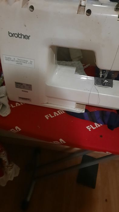 Uma máquina de costura e uma fritadeira