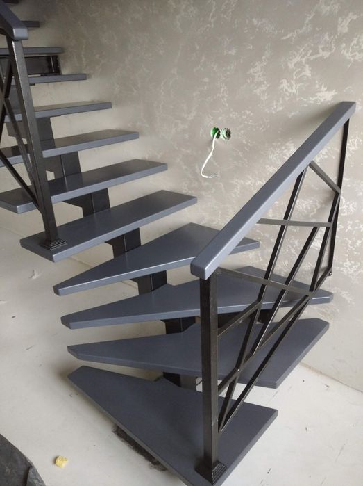 Сходи лофт металевий каркас сходів перила сходинки лестница драбина
