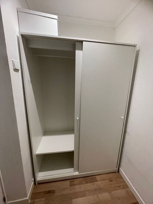 Roupeiro com portas deslizantes como novo