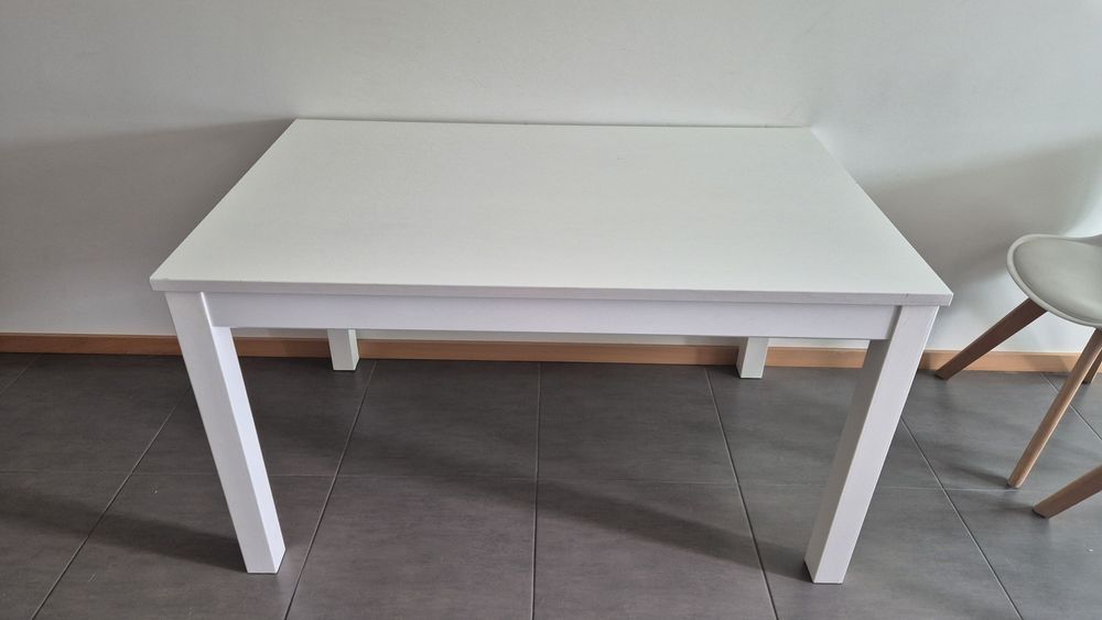 Mesa extensível IKEA LANEBERG (130/190 cm) + 2 cadeiras Nordic – 115€ negociável