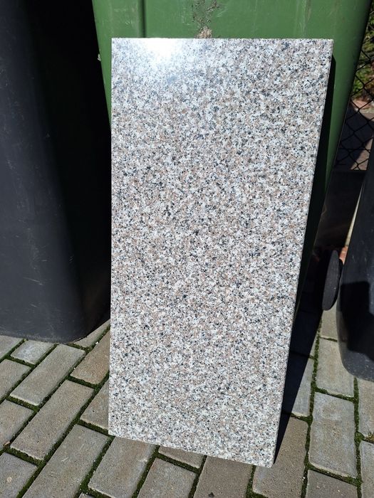 Parapet granitowy 79x35 cm