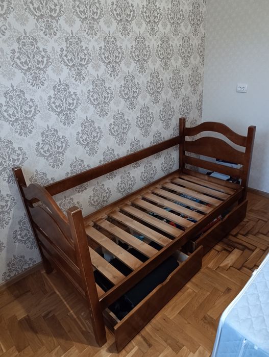 Комфортне ліжко 190х80 із шухлядами та матрацом
