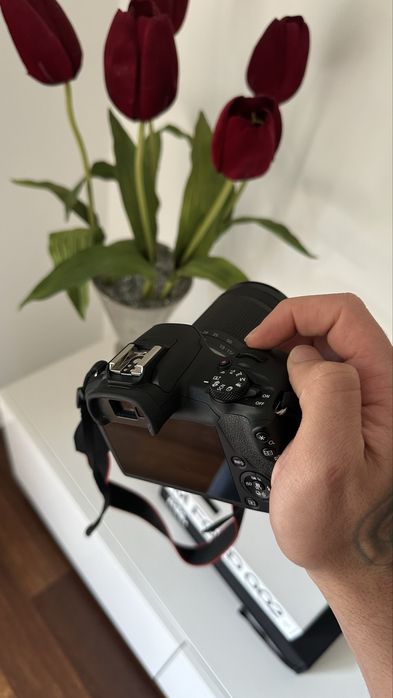 Camera Canon EOS R100 + Lente Lens RF-S18-150mm