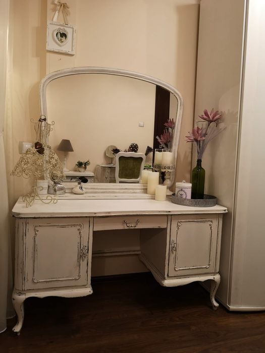 Drewniana rustykalna toaletka