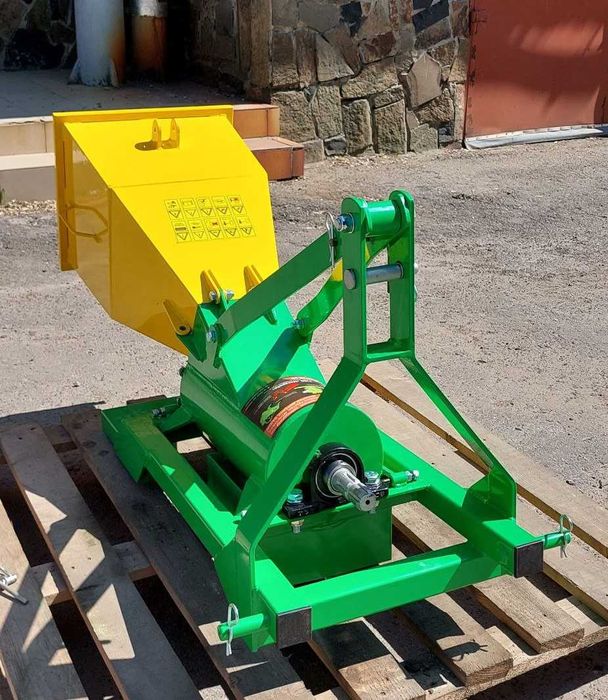 Шнековий подрібнювач гілок з кріпленням для автомобільного причепа