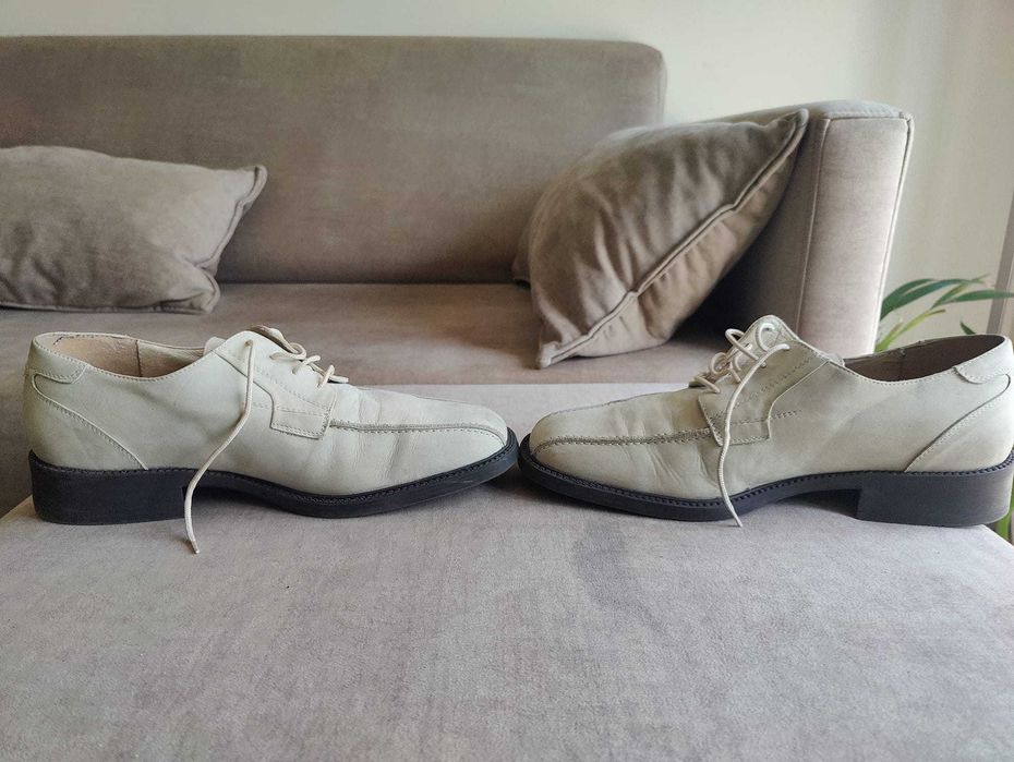 Sapatos cremes em cabedal estado novo tam. 43