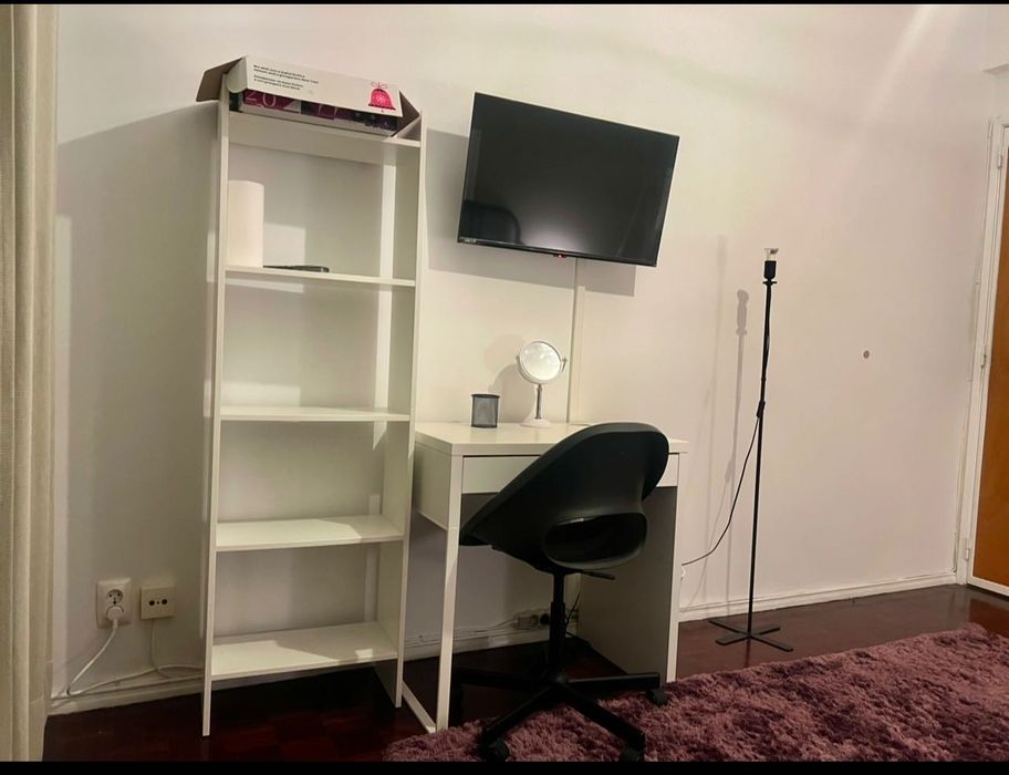 Quarto amplo e luminoso com varanda zona central Benfica