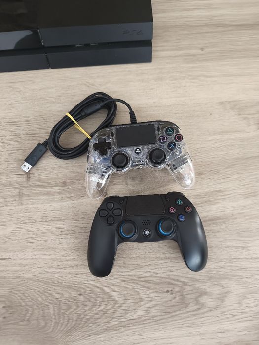 PlayStation 4 com 2 comandos
