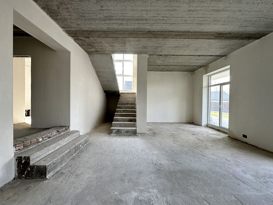 Будинок з терасою біля озера неподалік Бучанського парку