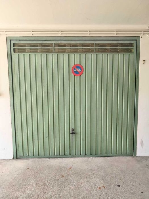 Aluga-se garagem em Arcozelo
