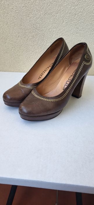 Sapatos compensados em pele castanhos