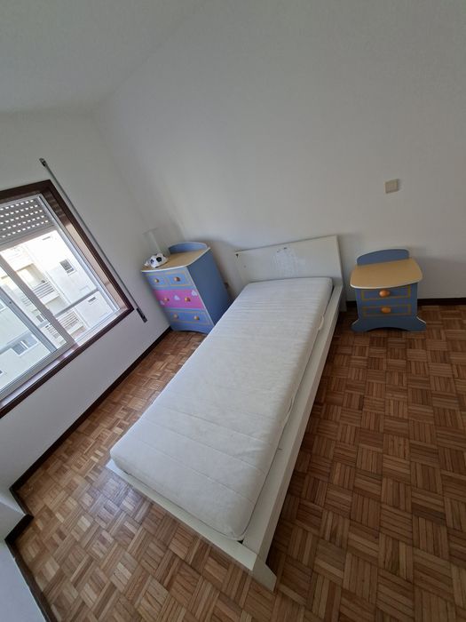 Cama solteiro + cómoda + mesinha cabeceira