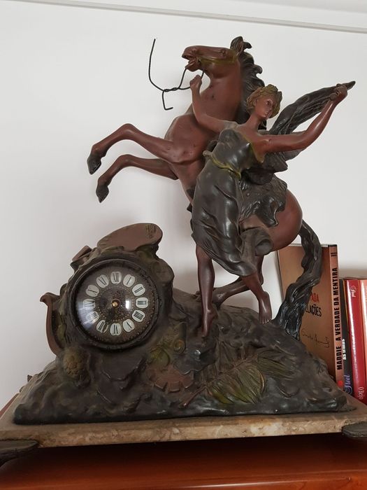 Estátua cavalo com relógio