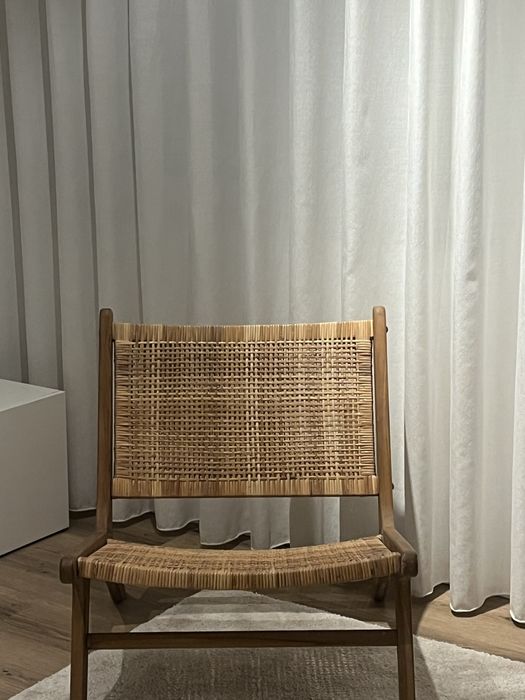 Cadeira lounge em madeira e rattan