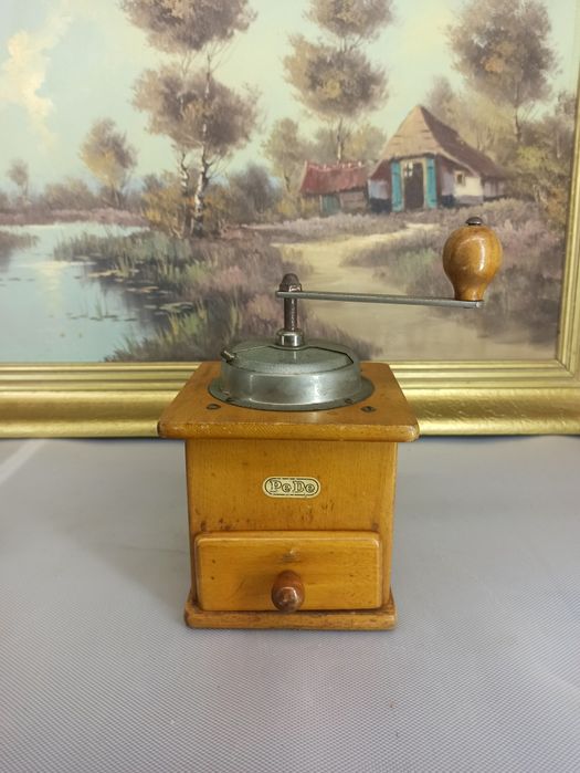 Zabytkowy młynek do kawy PeDe – drewniany, ręczny, vintage