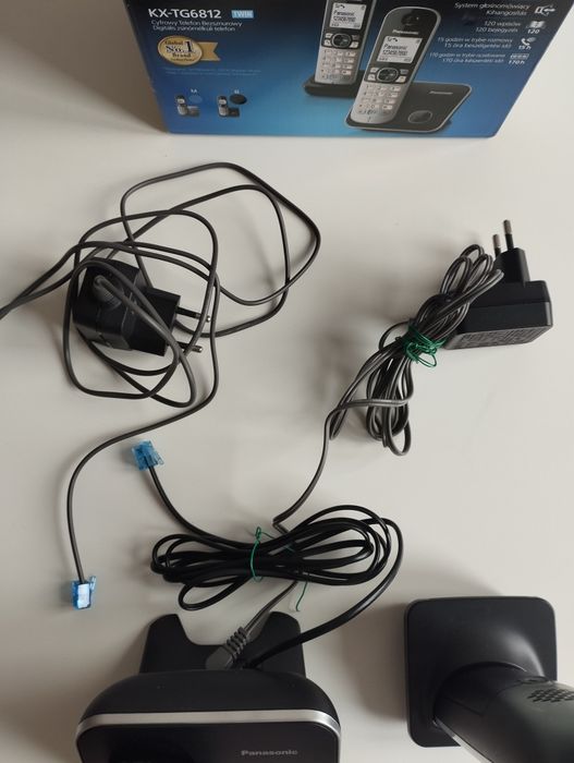 Telefon cyfrowy Panasonic z dwiema słuchawkami.