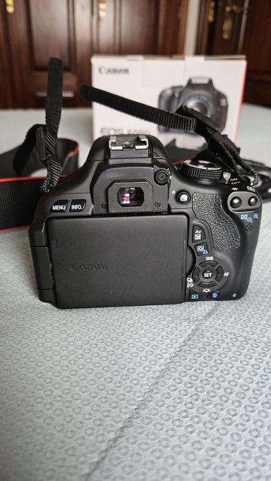 Canon 600D com caixa e acessórios
