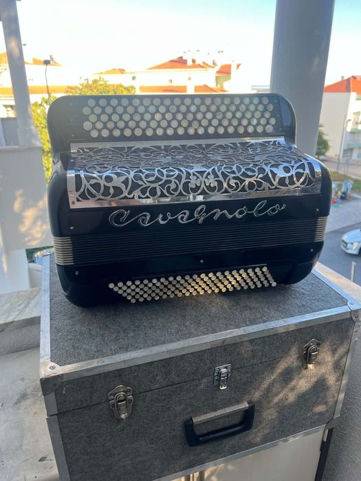 Acordeão Cavagnolo à 4a Voz, 120 baixos — Bom Estado - Com saco e correias novas