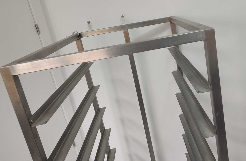 Carrinho porta tabuleiro em aço-INOX