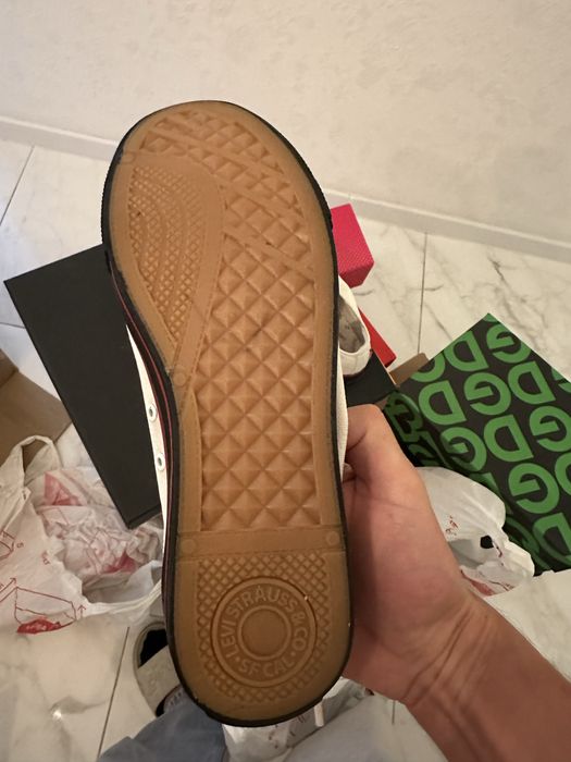 Продаю оригінальні кеди від levi's