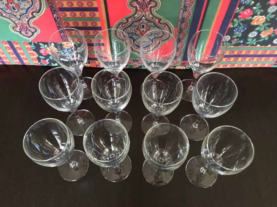 Conjunto de 12 copos de vinho.