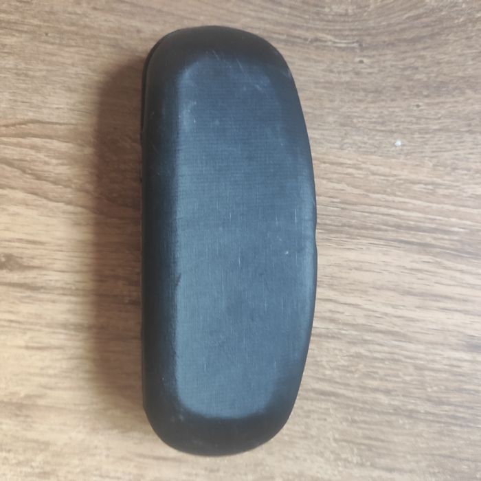 Etui na okulary koloru czarnego