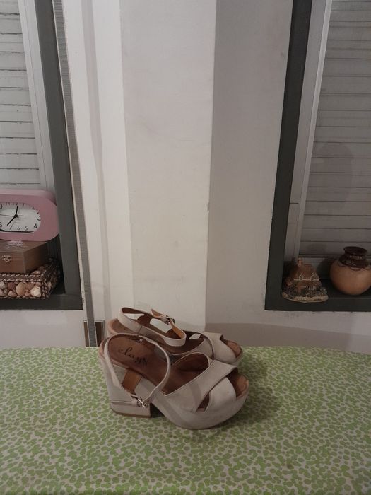 Vendo Sandálias de Senhora CLAYS muito bonitas como novas