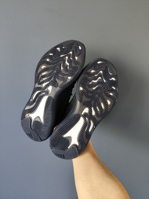 Продам кросівки Adidas Yeezy Boost 380 Triple Black